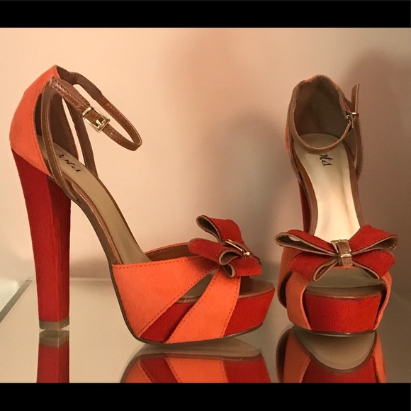 NWOB Faux suede, light & dark orange heels with bows. - Picture 3 of 6